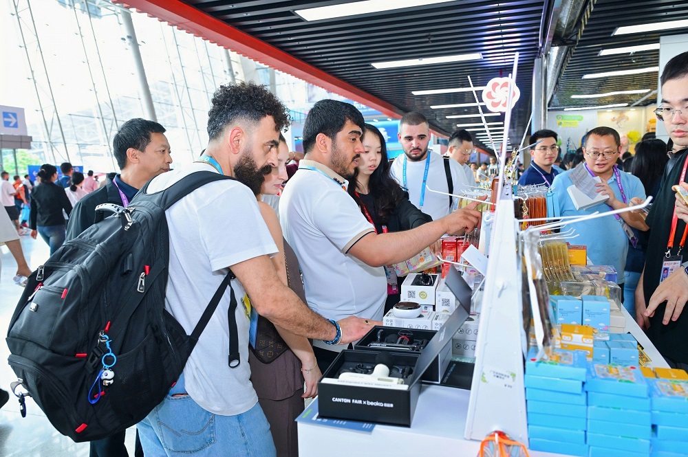 La primera fase de la 139.ª Feria de Cantón concluyó este domingo, atrayendo a 167,000 compradores de 216 países y regiones. [Foto: proporcionada a chinadaily.com.cn]