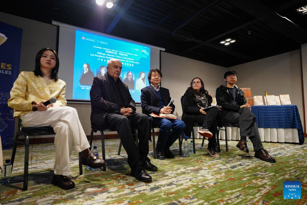 (De izq. a der.) La escritora y poeta china, Jiang Zai, el dramaturgo y cineasta colombiano, Sandro Romero Rey, el escritor chino, A Yi, la docente de literatura del Instituto Pedagógico Nacional de la Universidad Pedagógica Nacional, Margarita Misas Avella, y el escritor chino, Baoshu, participan en un conversatorio denominado "Diálogo Literario China-Colombia: Los límites multidimensionales de la narrativa" como parte de la celebración del Día de la Literatura China, en Bogotá, capital de Colombia, el 29 de abril de 2026. Con la apertura del Centro de Promoción Literaria en la Universidad Pedagógica Nacional de Colombia se celebró el miércoles el Día de la Literatura China, acto que contó con la presencia de estudiantes y cuerpo docente de este centro educativo ubicado en la ciudad de Bogotá. (Xinhua/Andrés Moreno)