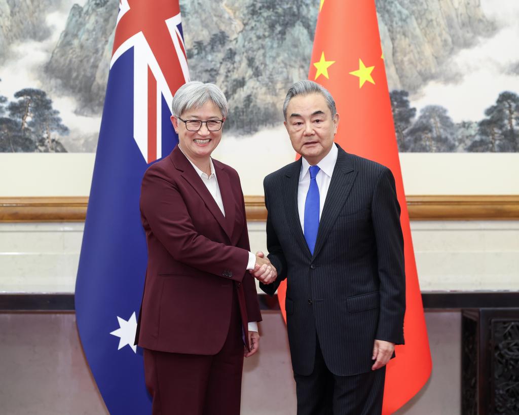 El ministro de Relaciones Exteriores chino, Wang Yi, también miembro del Buró Político del Comité Central del Partido Comunista de China, sostiene el octavo diálogo diplomático y estratégico China-Australia con la ministra de Relaciones Exteriores australiana, Penny Wong, en Beijing, capital de China, el 29 de abril de 2026. (Xinhua/Liu Bin)