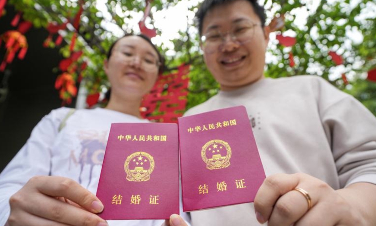Jóvenes con sus certificados de matrimonio en una Oficina de Registro de Matrimonios en Nanjing, provincia de Jiangsu, 10 de mayo del 2025. (Foto: Xinhua)
