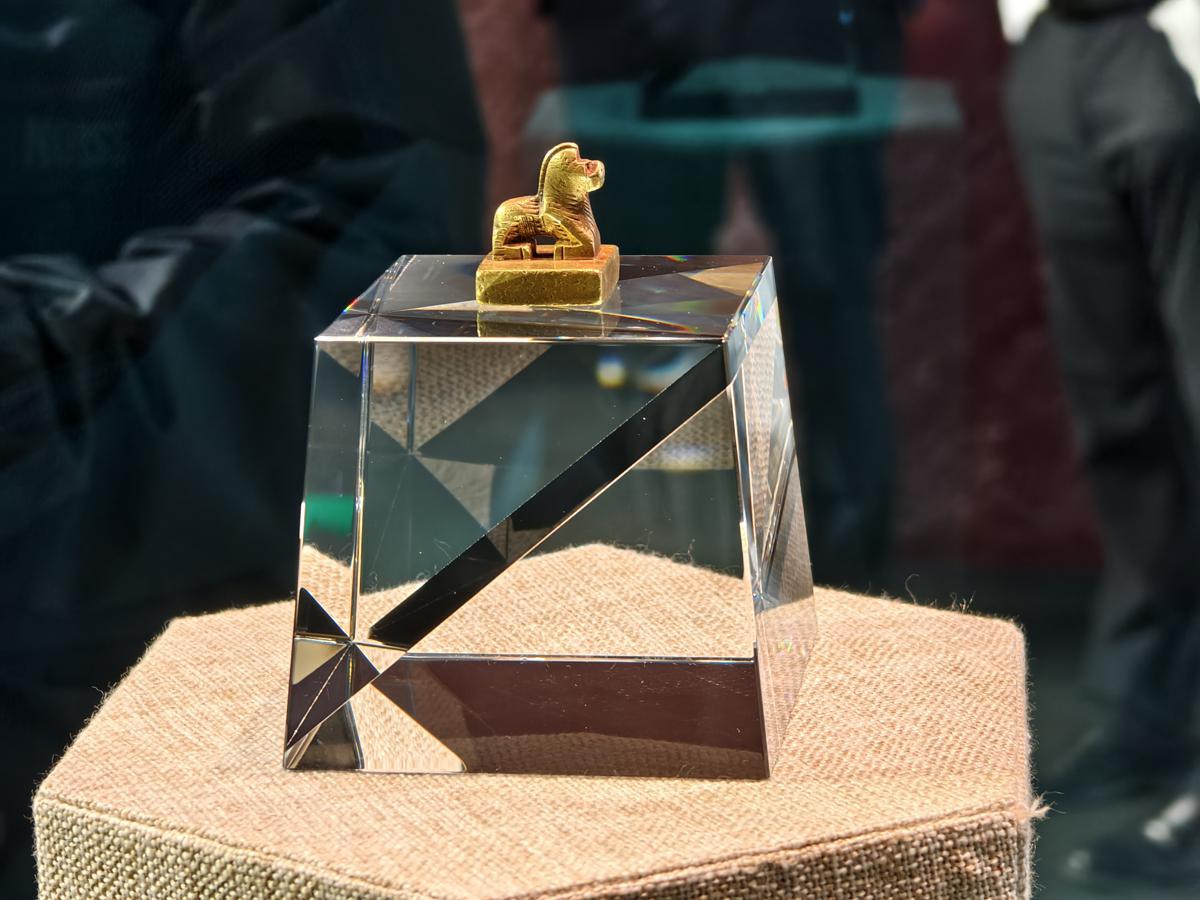 Para celebrar el Día Internacional de los Museos, un sello de oro de la Dinastía Jin Occidental (265-316), con la inscripción "Marqués Jin Gaogouli (Goguryeo) Guiyi", se exhibe este lunes al público por primera vez en el Museo de Ji'an, en la provincia de Jilin. [Foto: Ding Luyang/ China Daily]