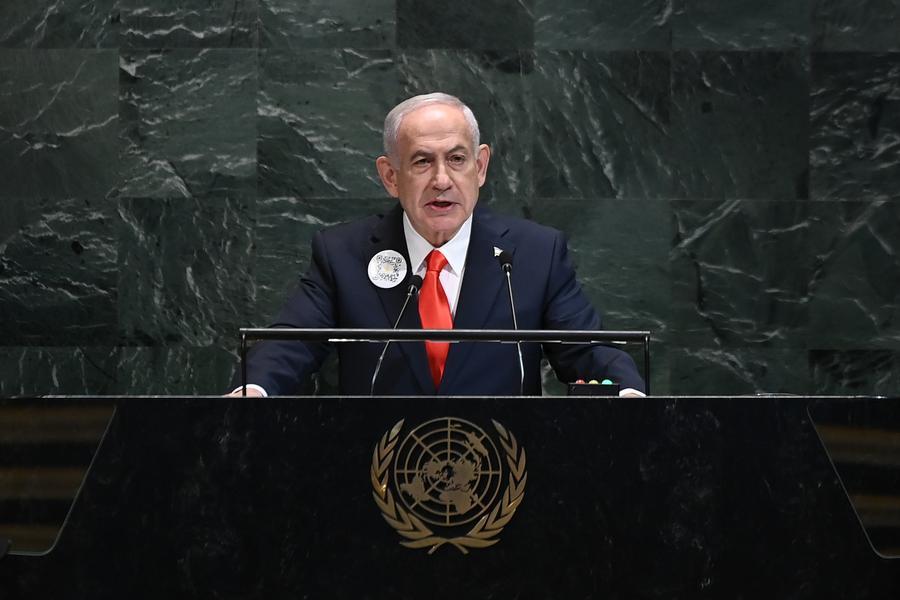 El primer ministro israelí, Benjamin Netanyahu, pronuncia un discurso durante el debate general del 80º período de sesiones de la Asamblea General de las Naciones Unidas, en la sede de la ONU, en Nueva York, el 26 de septiembre de 2025. (Xinhua/Li Rui)