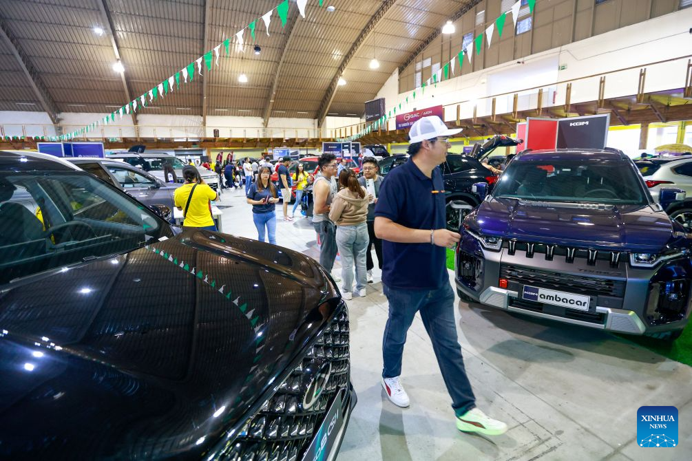 Imagen del 20 de junio de 2026 de asistentes visitando la Expo Auto Quito 2026 realizada en el Centro de Exposiciones Quito, en la ciudad de Quito, capital de Ecuador. Los vehículos eléctricos e híbridos de origen chino acaparan la atención en la Expo Auto Quito 2026, Movilidad Sustentable, una feria automotriz dedicada a la electromovilidad que abrió sus puertas el sábado para exhibir las más recientes tendencias e innovaciones del mercado. (Xinhua/Ricardo Landeta)