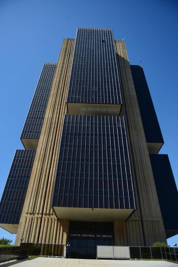 Mercado brasileño eleva a 14% previsión de tasa de interés en 2026