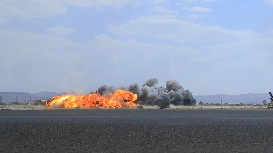 Humo se eleva después de los ataques aéreos en el Aeropuerto Internacional de Saná, en Saná, Yemen, el 13 de julio de 2026. (Xinhua/Centro de Medios Hutí) 