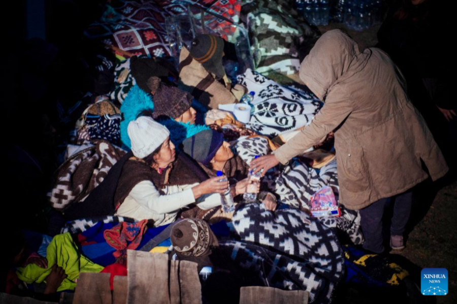 Imagen del 18 de julio de 2026 de personas damnificadas recibiendo ayuda luego de un sismo, en la ciudad de Chupaca, en el departamento de Junín, en el centro de Perú. Al menos cinco personas fallecidas deja hasta el momento el sismo de 5,1 registrado la noche del sábado en el departamento central de Junín, en Perú, confirmaron el domingo los medios de comunicación locales. (Xinhua/Str)