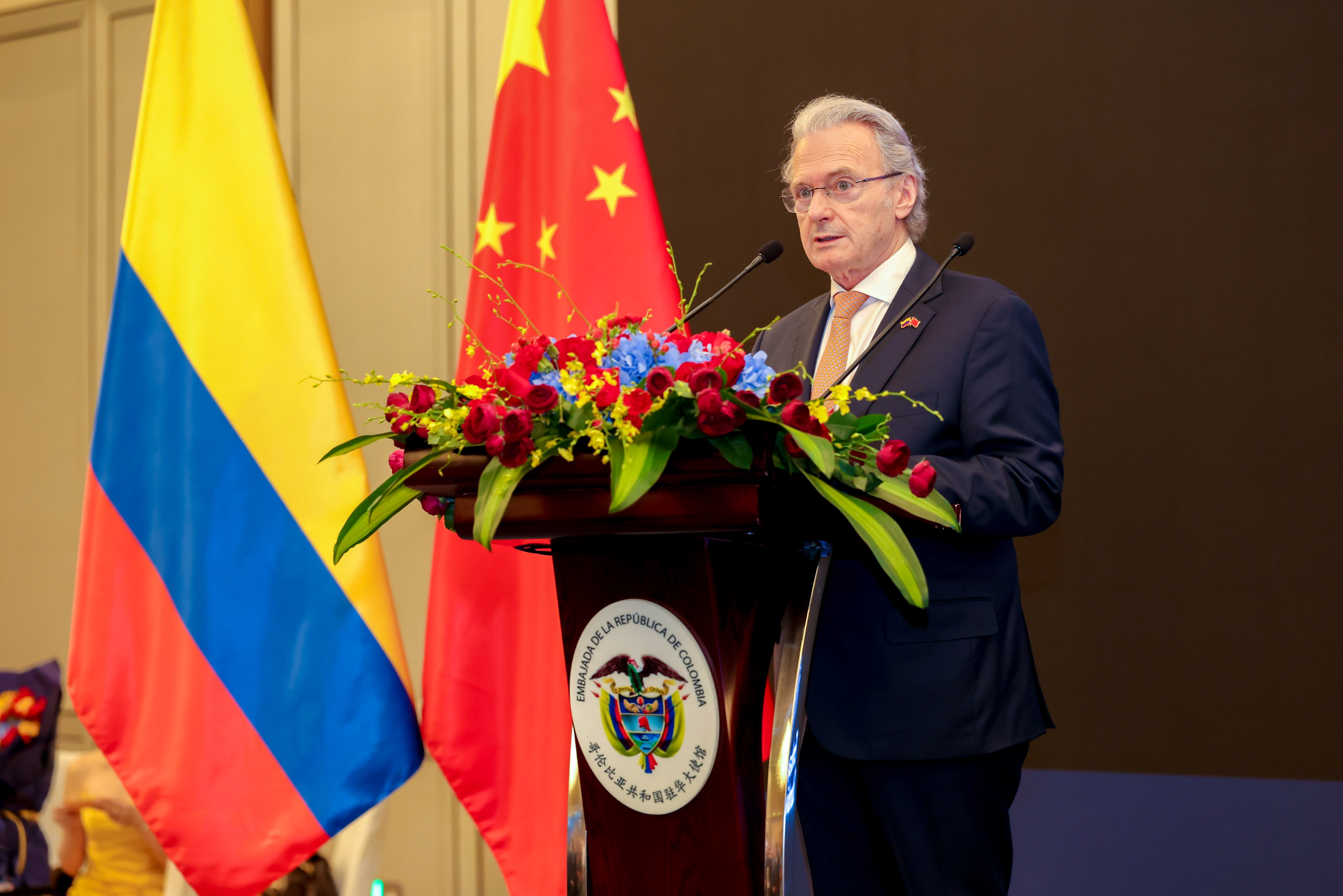 Sergio Cabrera, embajador de Colombia en China, interviene durante el acto celebrado en Beijing por el 216 aniversario de la independencia de Colombia, 17 de julio del 2026. (Foto: cortesía)
