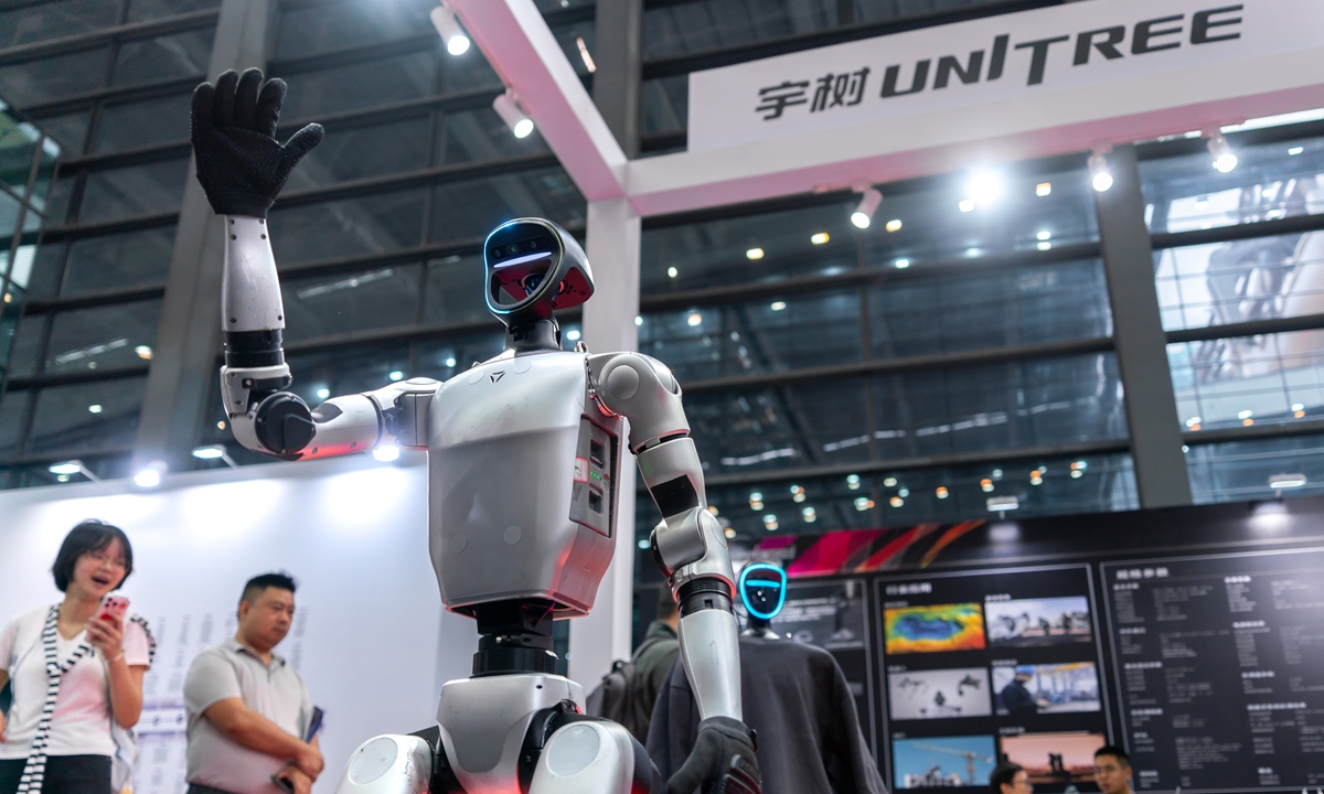 Robot humanoide de Unitree Robotics se exhibe en la XIV Exposición de Tecnología de la Información de China en Shenzhen, provincia de Guangdong, 10 de abril de 2026. (Foto: VCG)