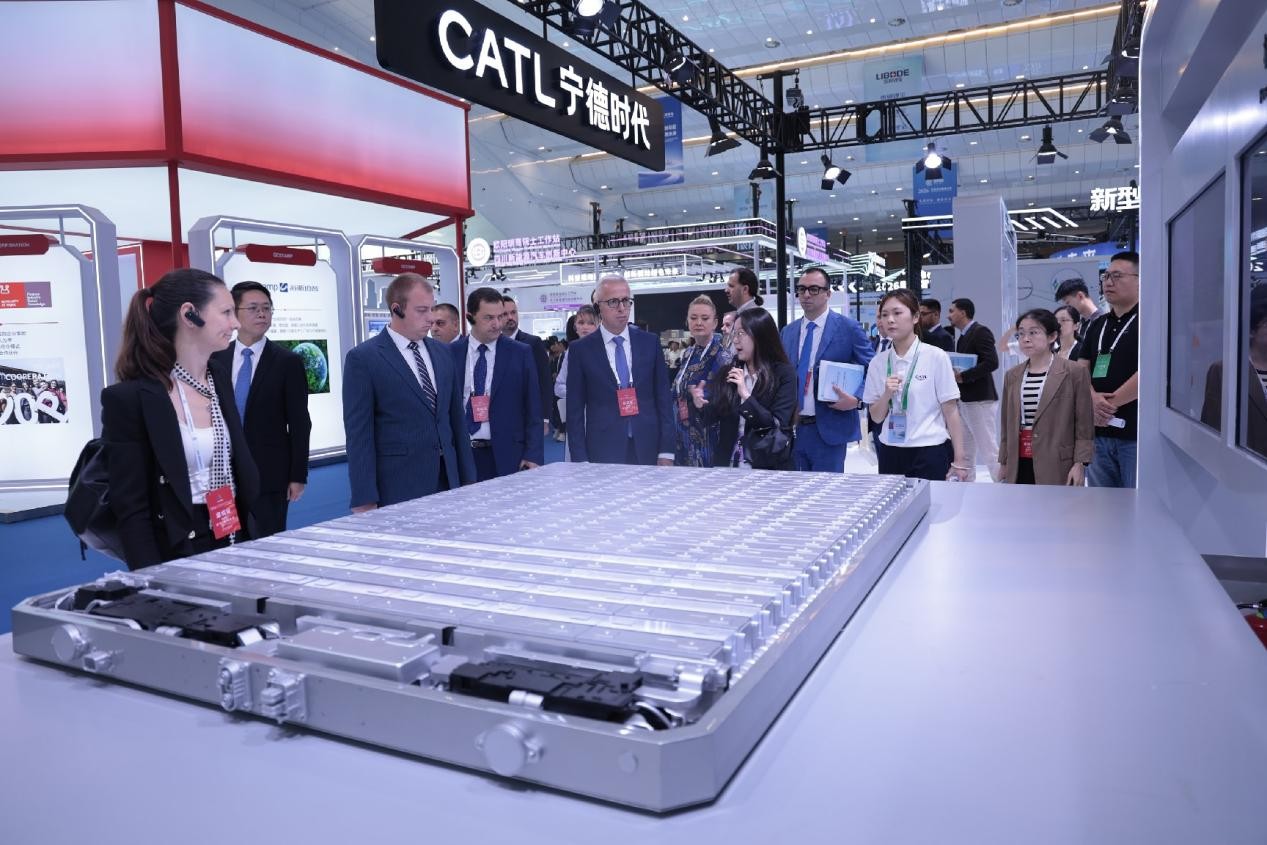 Compradores internacionales conocen una batería de carga ultrarrápida para vehículos de nueva energía durante la Exposición del Ecosistema de Aplicaciones de Baterías Energéticas 2026, celebrada en Yibin, en la provincia de Sichuan (suroeste de China), el 3 de septiembre de 2026. (Foto: Lan Feng)