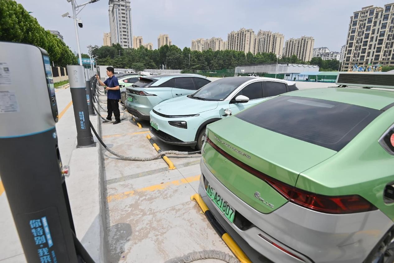 Vehículos eléctricos se cargan en Qingzhou, en la provincia de Shandong, en el este de China. (Foto: Wang Jilin)