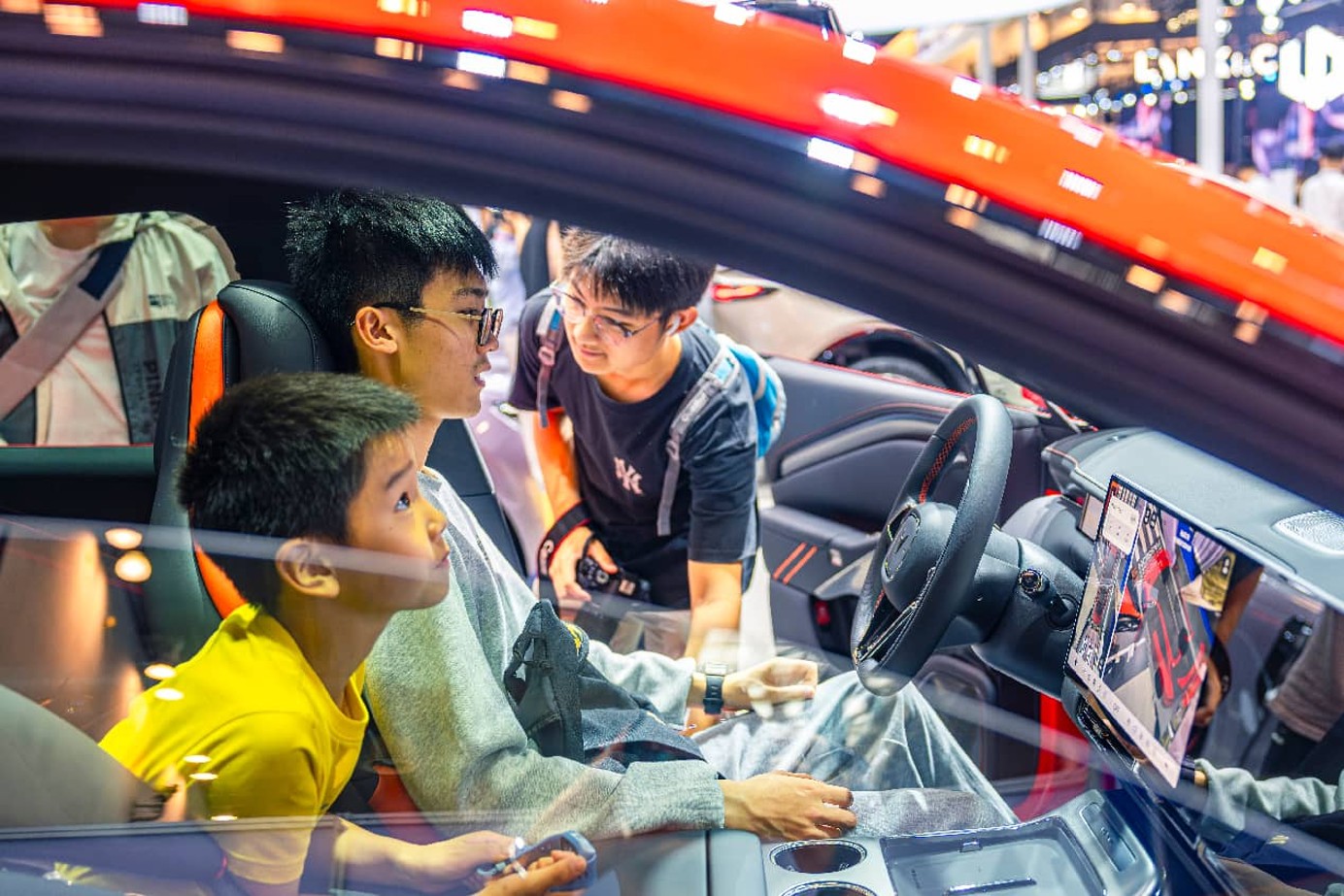 Visitantes observan las exposiciones en el Salón Internacional del Automóvil de Suzhou, en el Parque Industrial de Suzhou, provincia de Jiangsu, en el este de China, el 1 de octubre de 2026. (Foto: Zhang Feng)