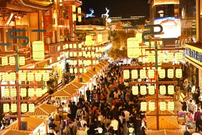 Turistas pasean por un mercado nocturno en Dunhuang, en la provincia de Gansu, en el noroeste de China, el 26 de septiembre. (Foto: Zhang Xiaoliang)