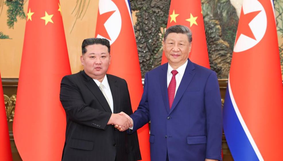 Xi Jinping mantiene conversaciones con Kim Jong Un                    Xi Jinping, secretario general del Comité Central del Partido Comunista de China y presidente chino, mantuvo conversaciones hoy jueves en Beijing con Kim Jong Un, secretario general del Partido de los Trabajadores de Corea y presidente de Asuntos de Estado de la República Popular Democrática de Corea (RPDC).