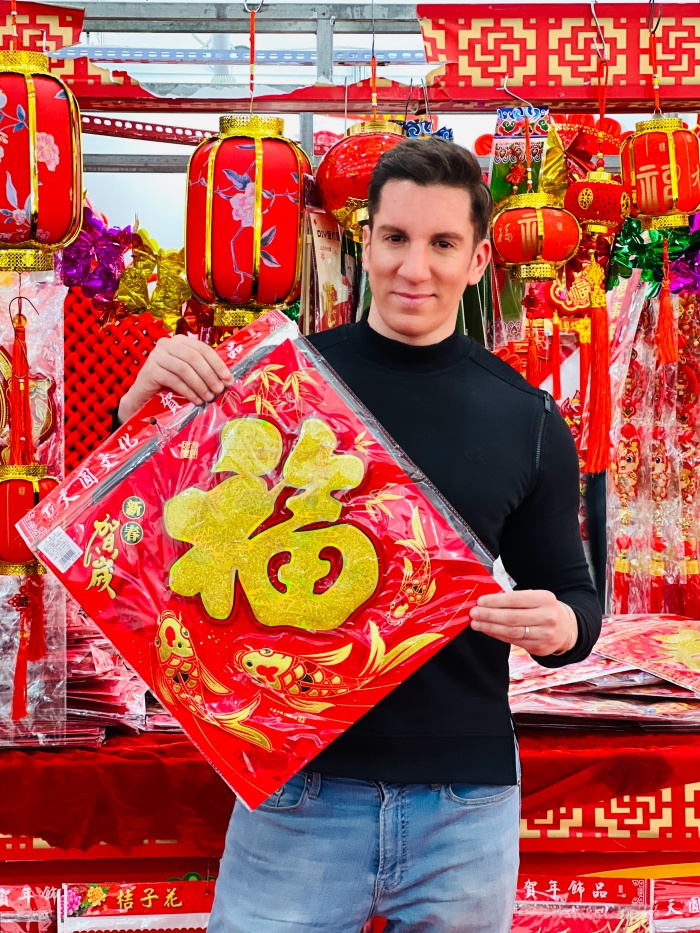 Mostrando el carácter “fu” (felicidad). Imagen proporcionada por el autor.