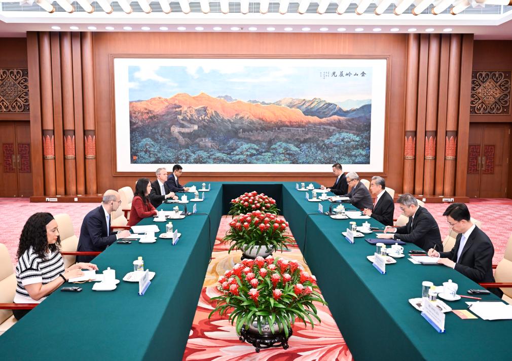 El ministro de Relaciones Exteriores chino, Wang Yi, también miembro del Buró Político del Comité Central del Partido Comunista de China, se reúne con la presidenta de la 80ª sesión de la Asamblea General de la ONU, Annalena Baerbock, en Beijing, capital de China, el 29 de abril de 2026. (Xinhua/Yue Yuewei)