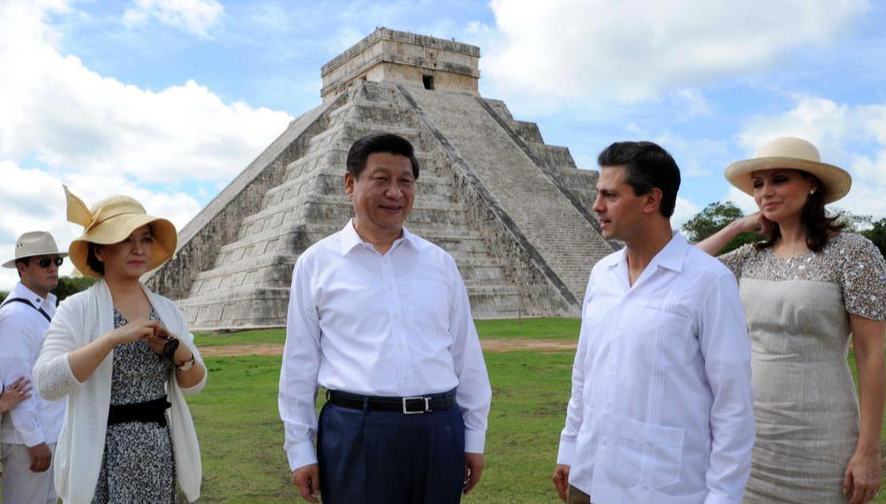 Xiplomacia: Un camino de diálogo entre civilizacionesEn la zona arqueológica de la antigua ciudad maya de Chichén Itzá, México, las pirámides y los templos de piedra siguen contando la historia de una civilización extraordinaria que floreció hace siglos.